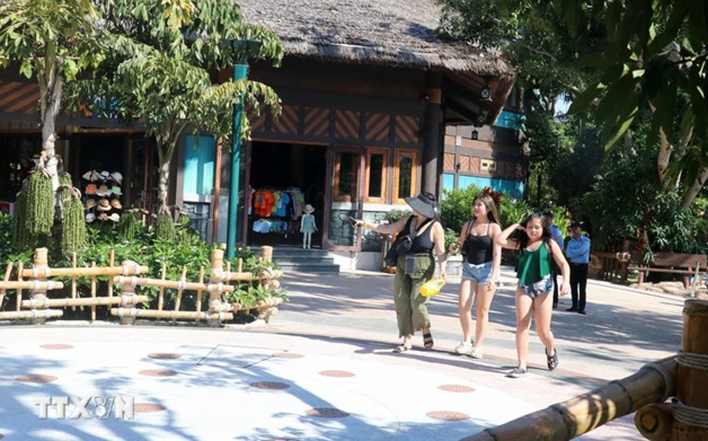 Khách du lịch trải nghiệm khu du lịch đảo Hòn Thơm, thành phố Phú Quốc, tỉnh Kiên Giang